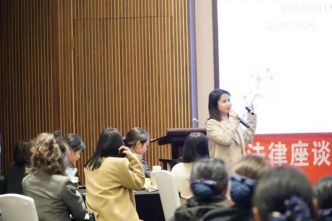 泽大德清所董英为郡安里的女职工们普及与妇女权益保护相关的法律知识